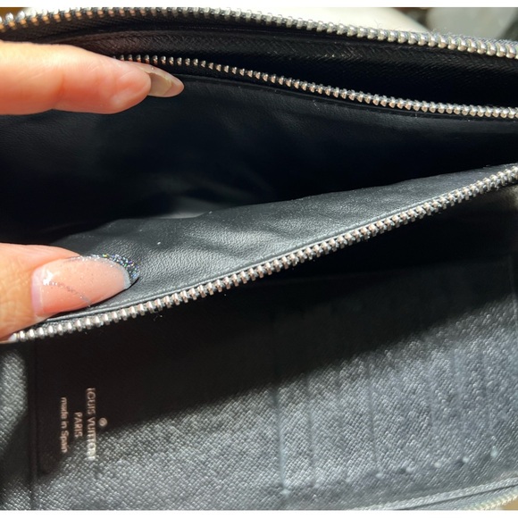 Louis Vuitton Damier GUC Graphite
Vertical zippy wallet - Picture 6 of 17